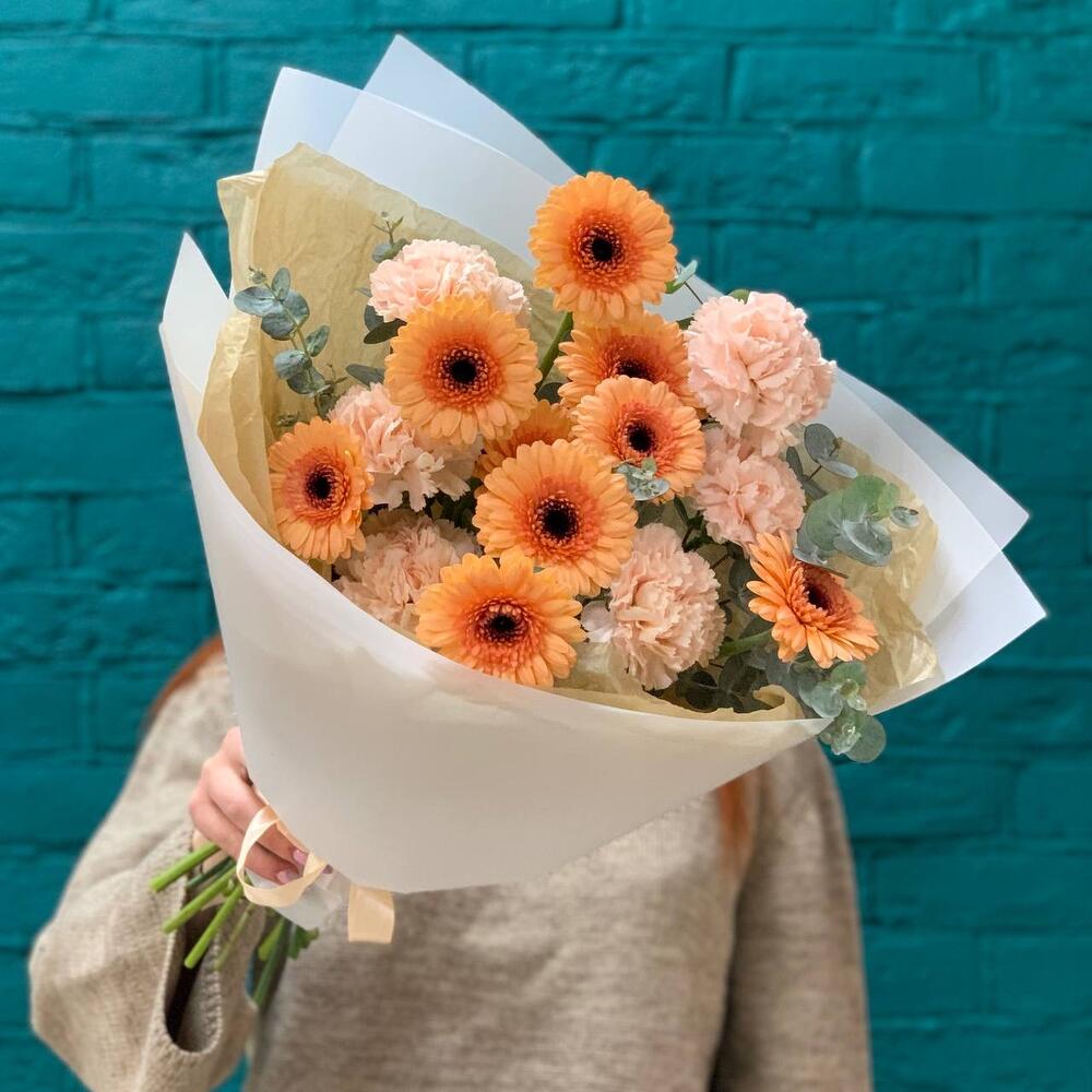 https://content2.flowwow-images.com/data/flowers/1000x1000/49/1735568824_65784149.jpg