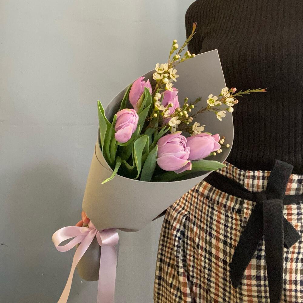 https://content2.flowwow-images.com/data/flowers/1000x1000/59/1741160220_26165059.jpg