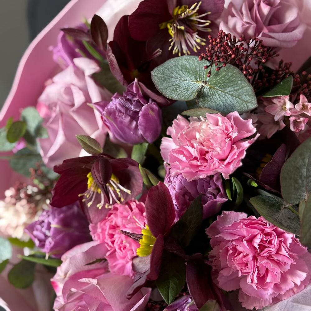 https://content2.flowwow-images.com/data/flowers/1000x1000/25/1741890497_56653025.jpg